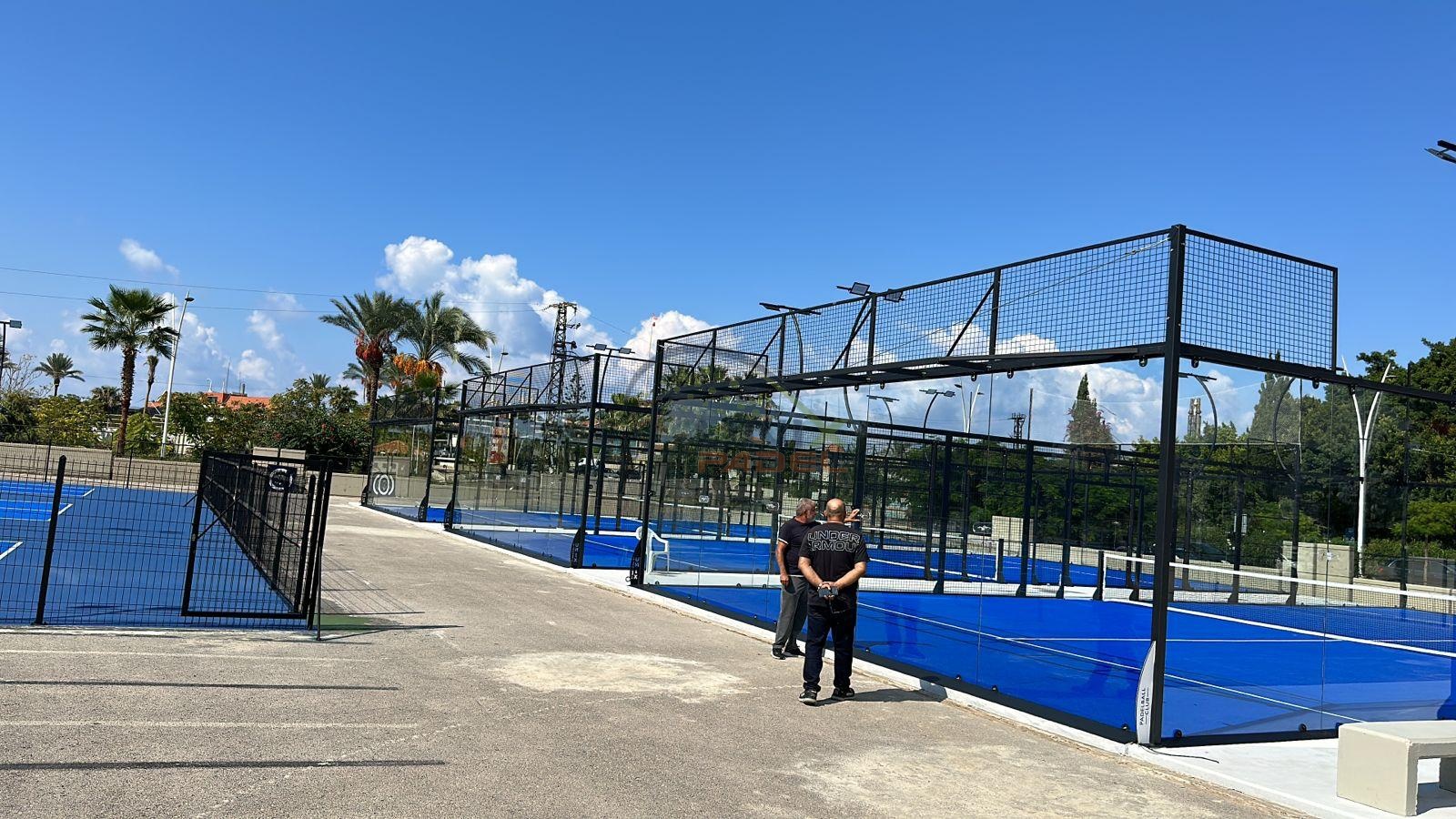 Seamless installation process of Unixpadel panoramic courts with tempered glass