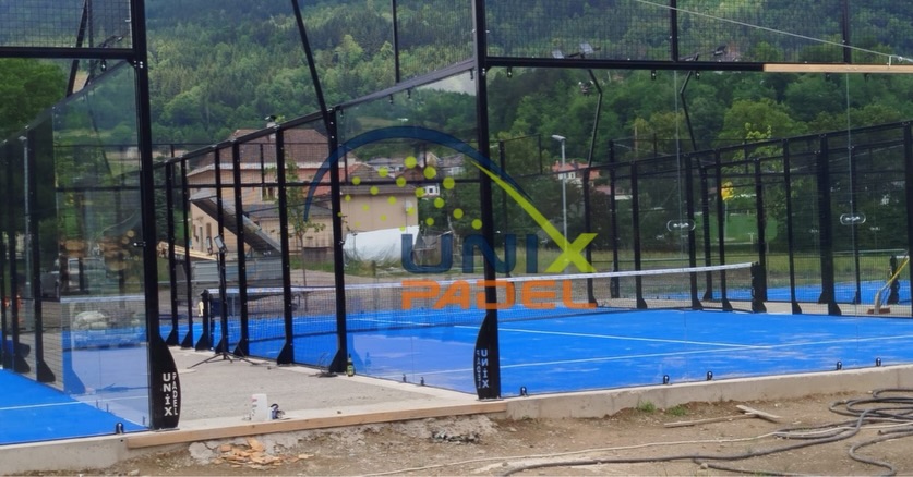 Seamless installation process of Unixpadel panoramic courts with tempered glass